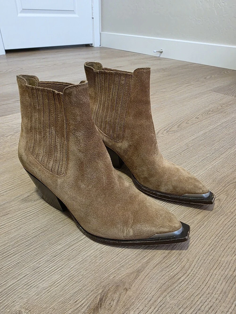 PAIGE | Lyra Pointed Toe Chelsea Boot Size 6